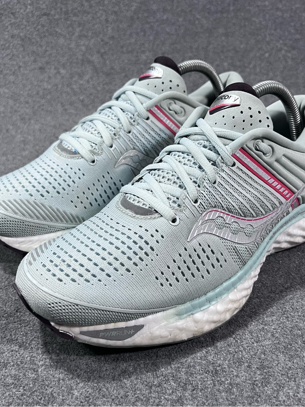 Saucony Women’s Triumph 17 Athletic Running Shoe Sky Grey/Coral Size 9